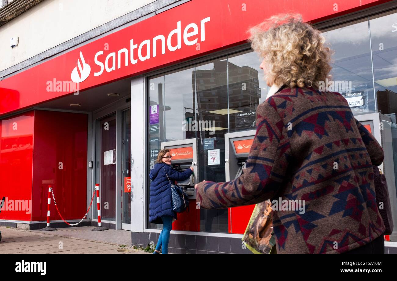 Brighton, Großbritannien. März 2021, 25th. Die Santander Bankfiliale in Western Road Brighton (diese Filiale bleibt bestehen) am Tag, an dem die Bank 111 Schließungen von Filialen in Großbritannien bis Ende August 2021 angekündigt hat. Santander UK sagt, es ist, 111 Filialen zu kürzen, da mehr Kunden Online-Banking nutzen, aber es erwartet, eine erhebliche Anzahl der betroffenen Mitarbeiter zu halten und die Filialen geschlossen wäre innerhalb von 3 Meilen von einer anderen Filiale : Kredit: Simon Dack/Alamy Live News Stockfoto