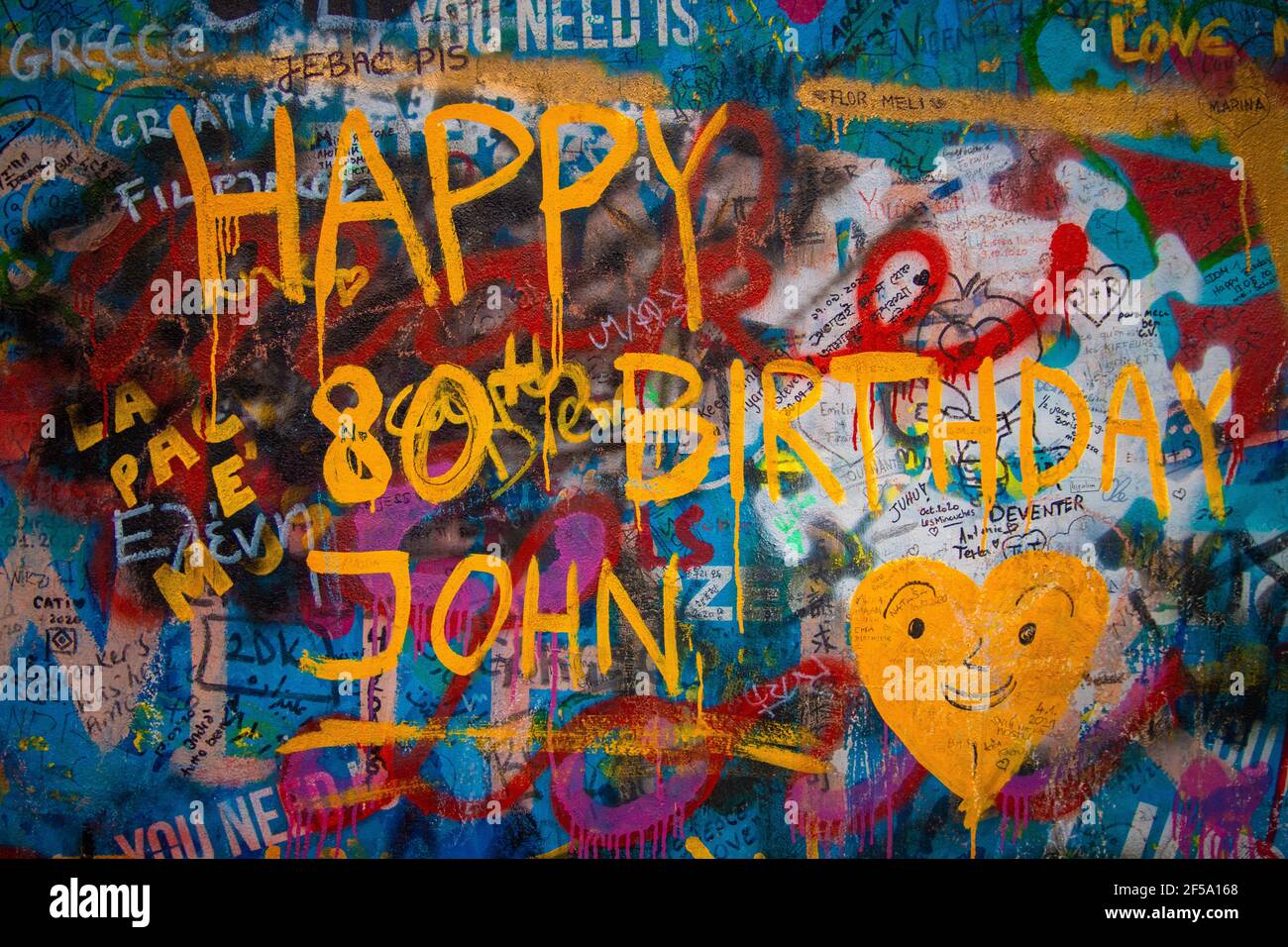 John Lennon´s Wand Graffiti während Covid 19 Pandemie - mit Schild Happy 80th Birthday John, in Prag, Tschechische Republik, 5. Januar 2020. (CTK Photo/Mart Stockfoto