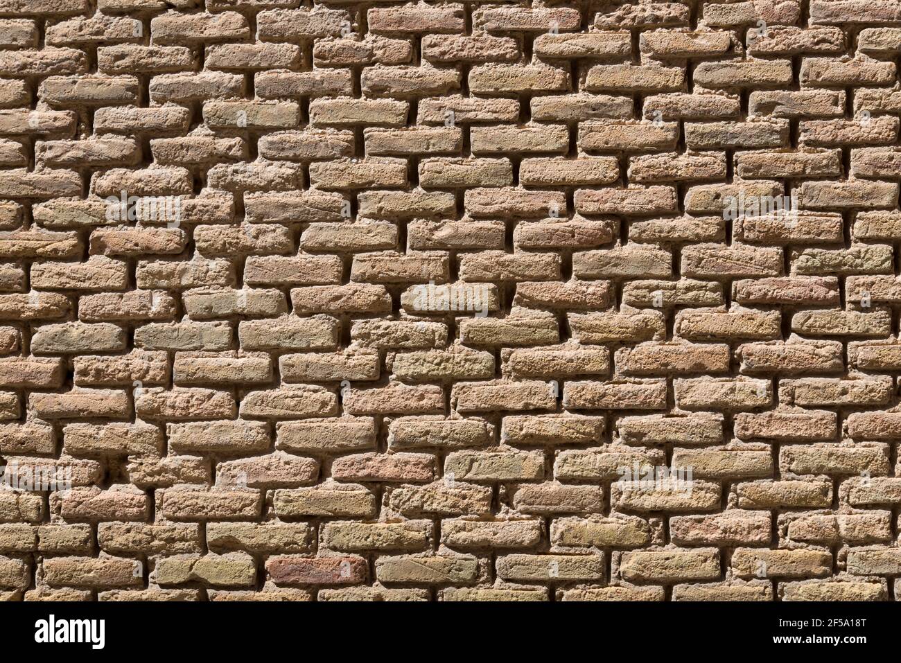 Wand aus gelben Ziegeln mit Zementschichten aus Tudela, Spanien Stockfoto