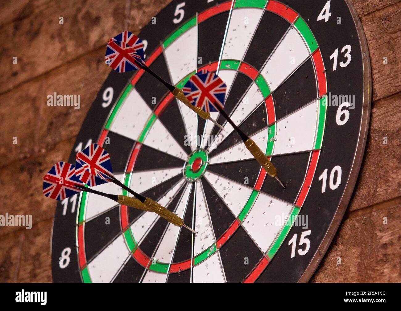 Dartboard Sieb mit Darts auf einer Ziegelwand Nahaufnahme, selektiver, selektiver Weichfokus. Stockfoto