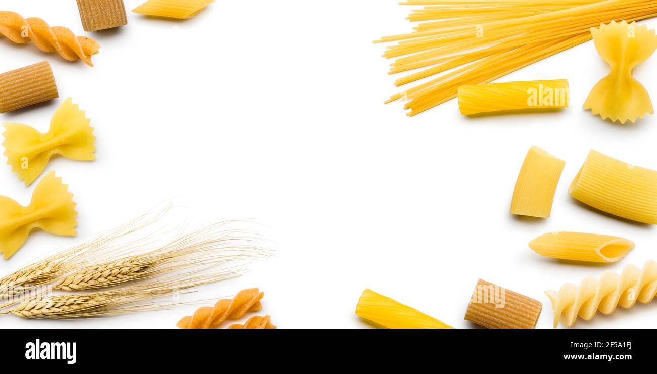 Draufsicht auf verschiedene ungekochte Pasta auf weißem Hintergrund Stockfoto