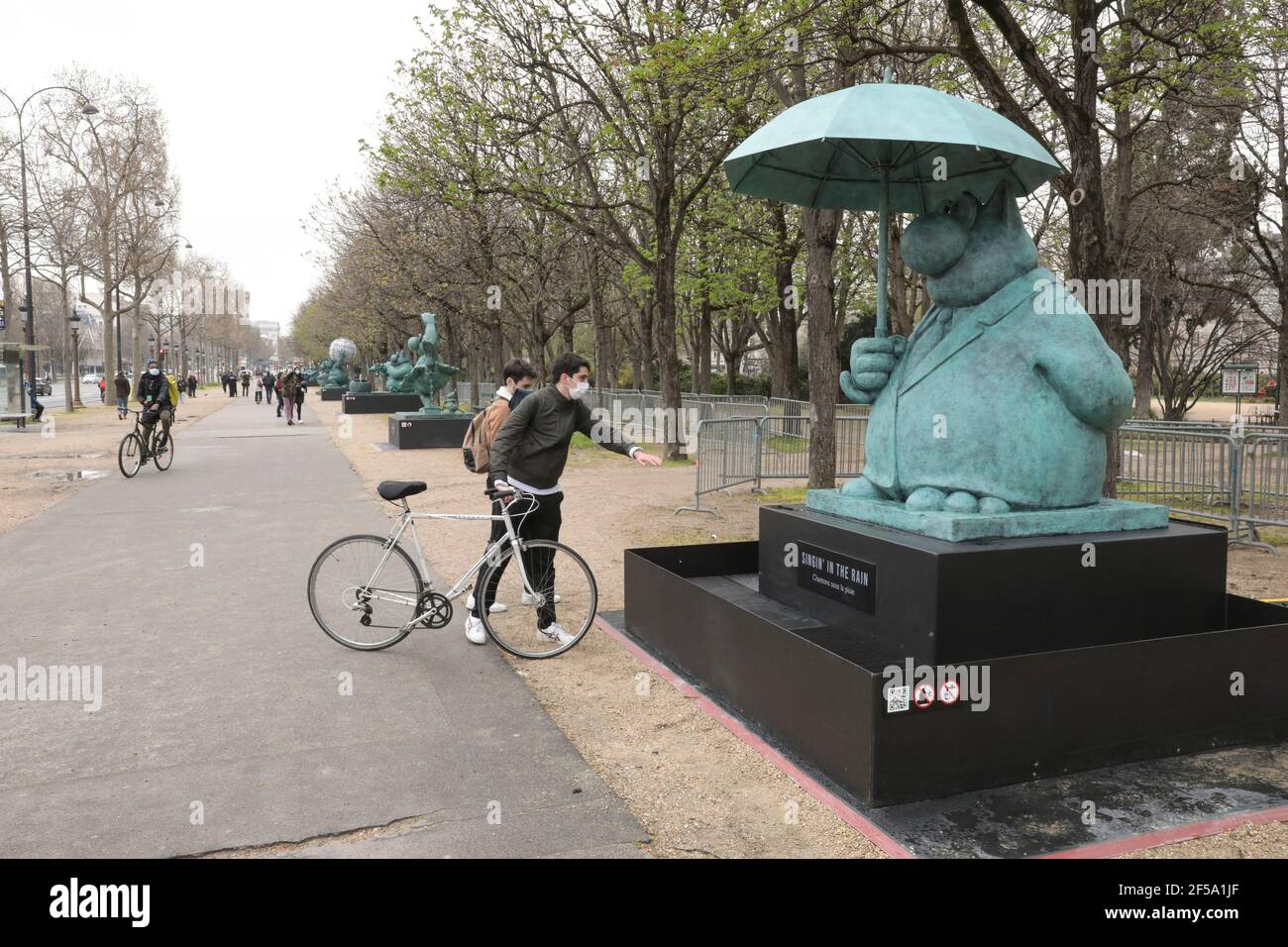 LE CHAT VON PHILIPPE GELUCK ZWANZIG SKULPTUREN AUF DEN CHAMPS ELYSEES, PARIS Stockfoto