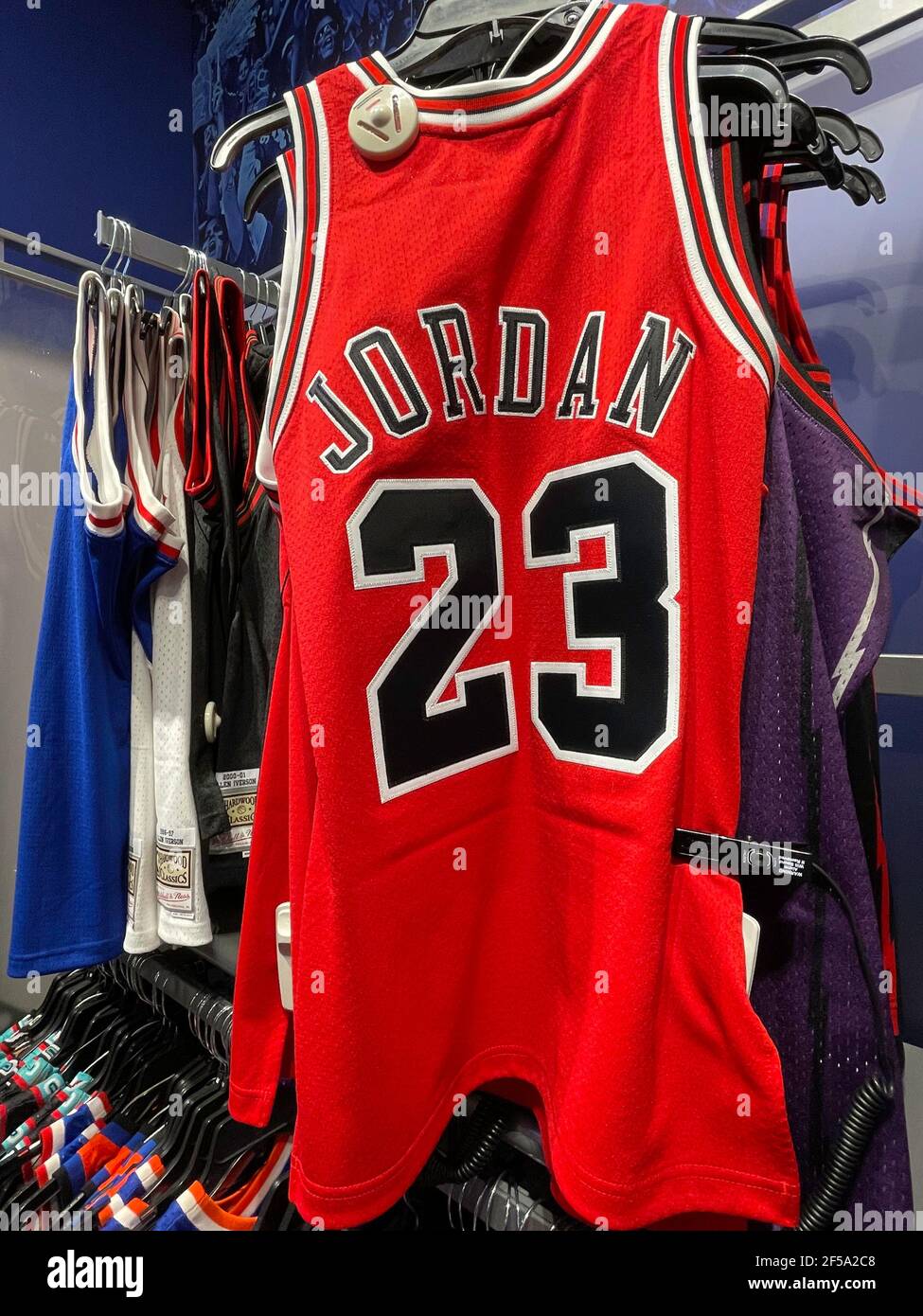 Macy's Flagship-Kaufhaus bietet Sport NBA-Team Trikots, New York City, USA Stockfoto