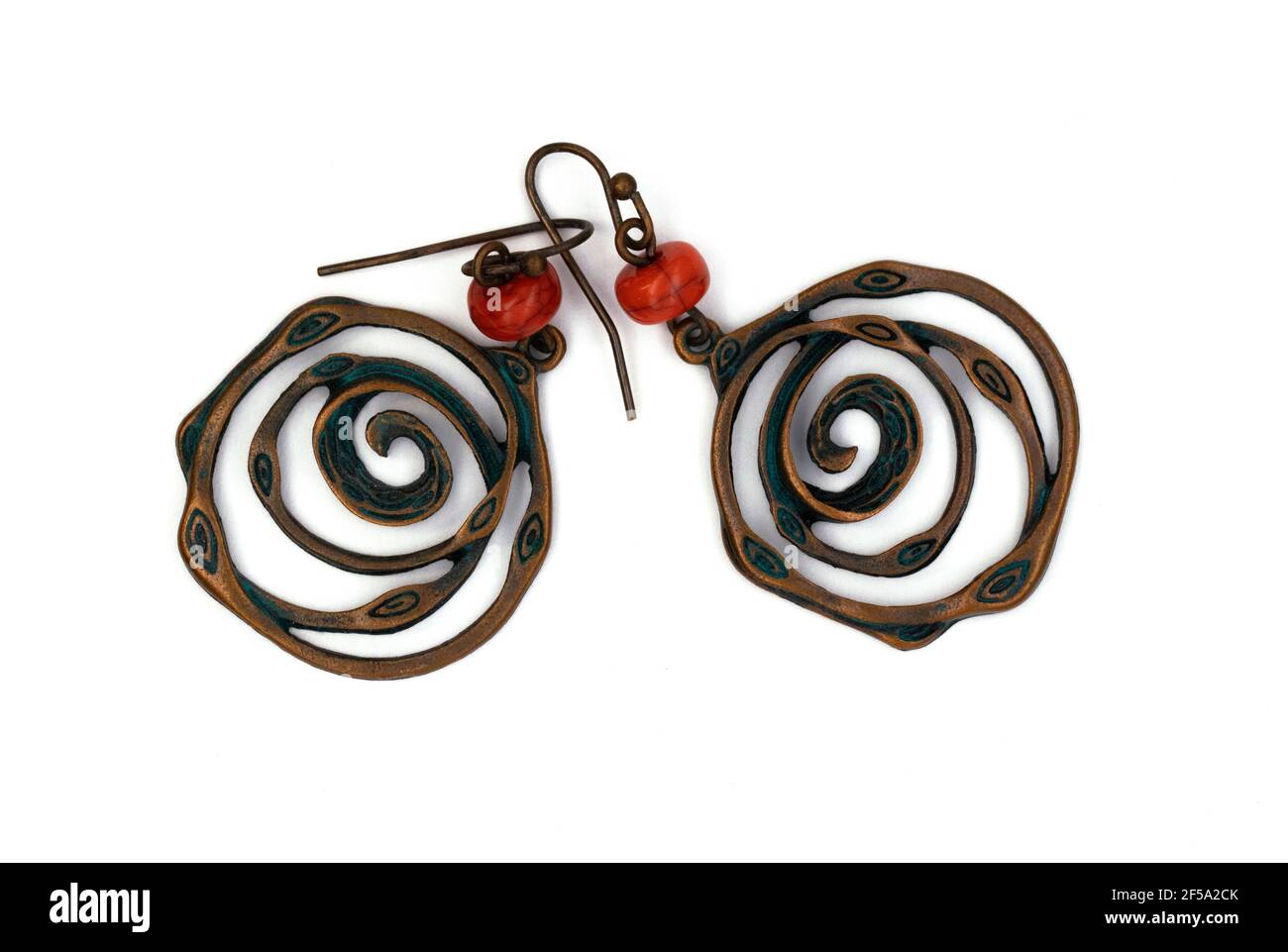 Ethnischer Schmuck auf weißem Hintergrund. Ohrringe Ringe Amulette Perlen. Runde Ohrringe Aus Metall Stockfoto