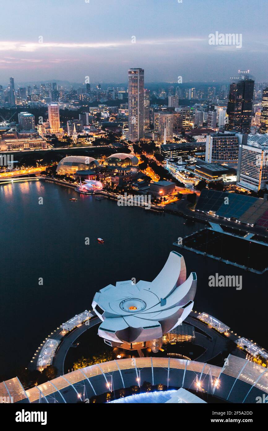 SINGAPUR, SINGAPUR - Nov 11, 2018: Eine vertikale Aufnahme von Singapur Downtown von der Spitze des Marina Bay Sands mit verschiedenen Wahrzeichen Stockfoto