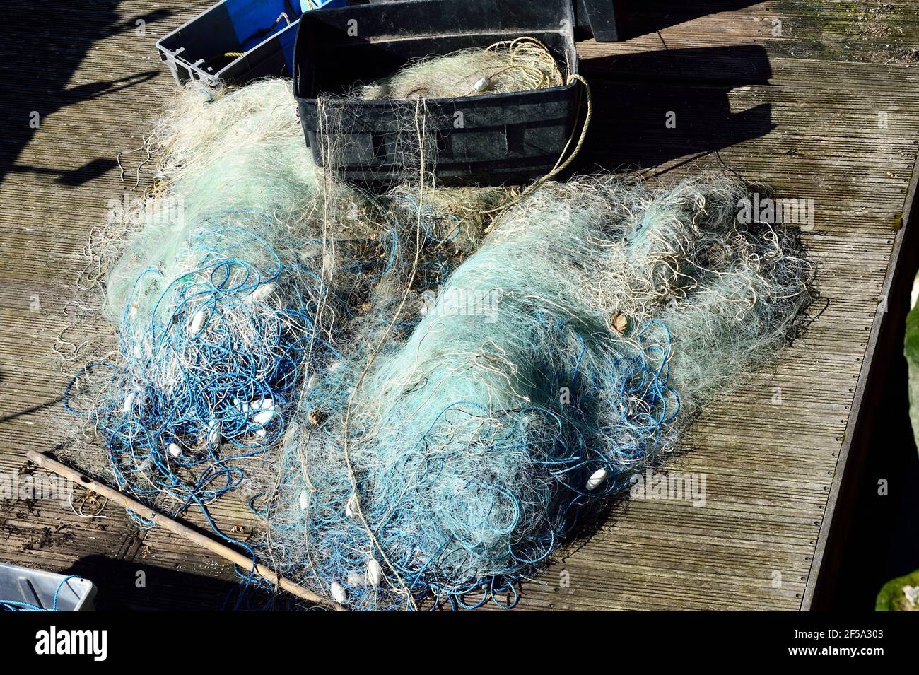 Fischernetze am Kai von Brighton Marina gestapelt Stockfoto