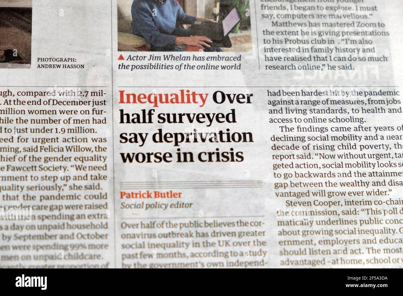 „Ungleichheit über die Hälfte der Befragten sagt, dass die Entbehrungen in der Krise schlimmer sind“ Guardian Zeitungsschlagzeile Covid 19 Artikel am 11. März 2021 in London, Großbritannien Stockfoto