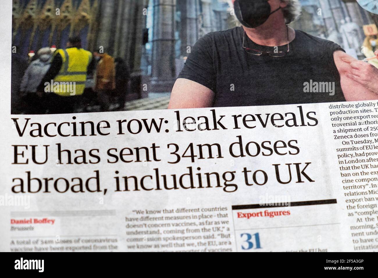 „Impfreihe: Leck zeigt, dass die EU 34m Dosen ins Ausland geschickt hat, darunter auch nach Großbritannien“, titelt die Zeitung Guardian Covid 19 am 11. März 2021 in London Stockfoto