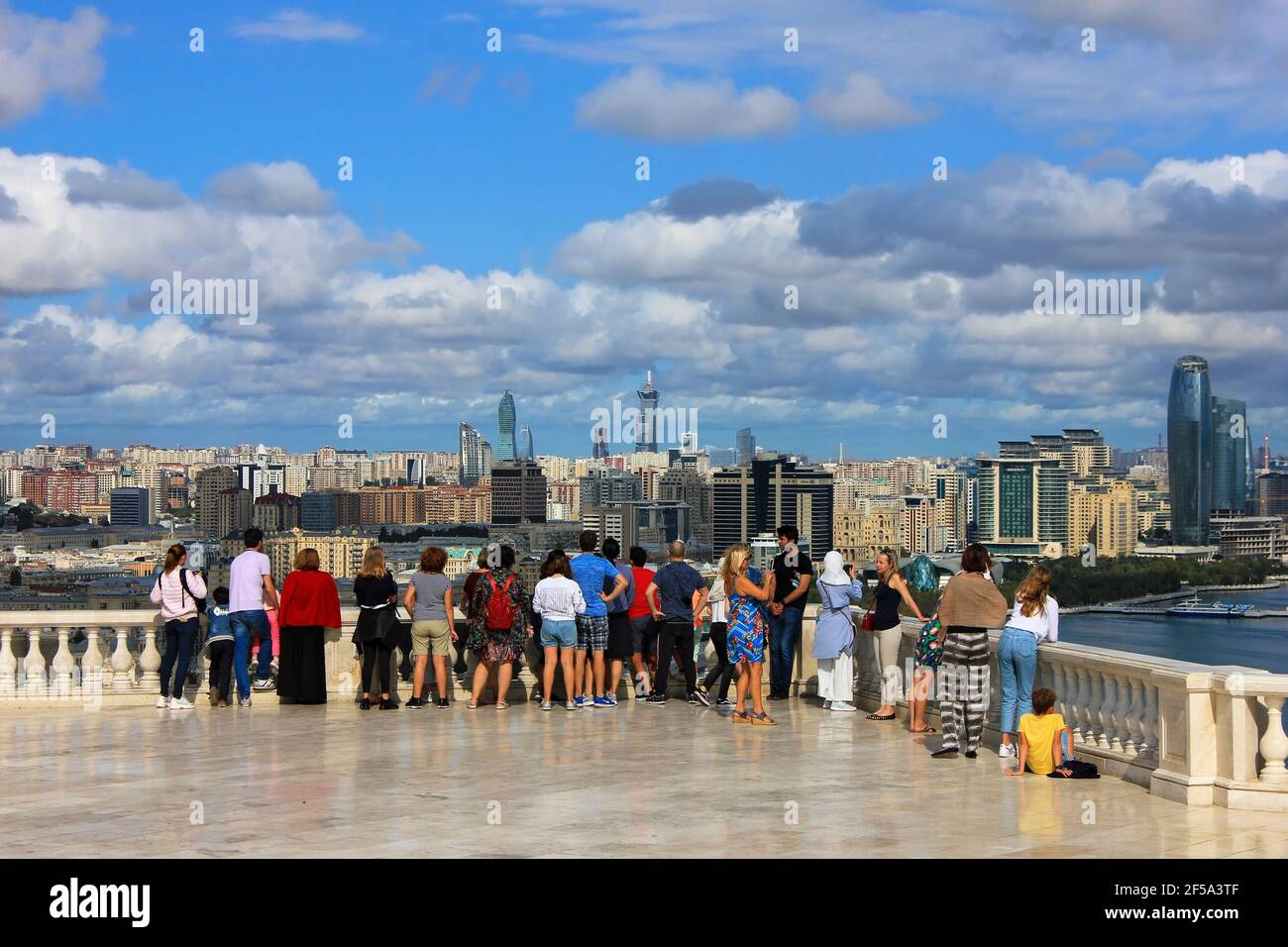 Baku Stadt. Aserbaidschan. 09.29.2019 Jahre. Touristen bewundern die Stadt von der Aussichtsplattform. Stockfoto
