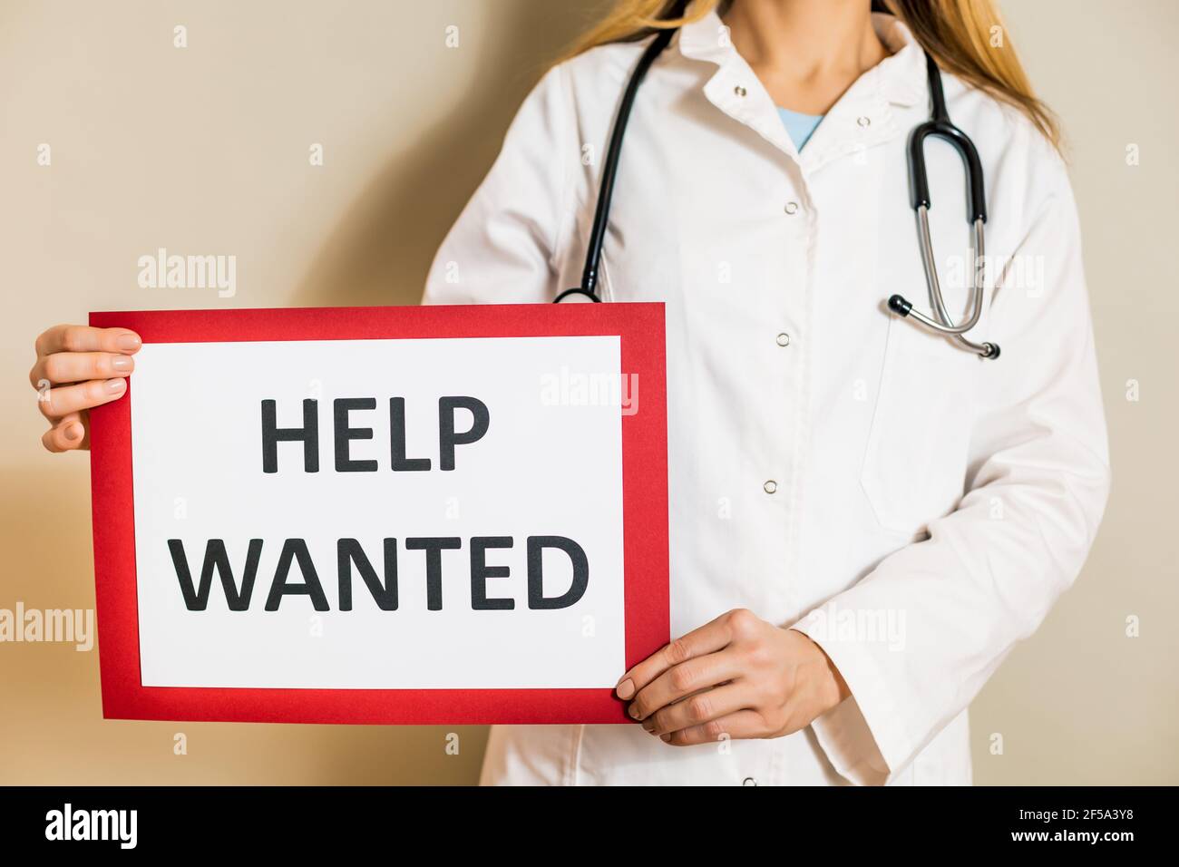Bild einer Ärztin, die ein Papier mit einem Text halten wollte Hilfe. Stockfoto