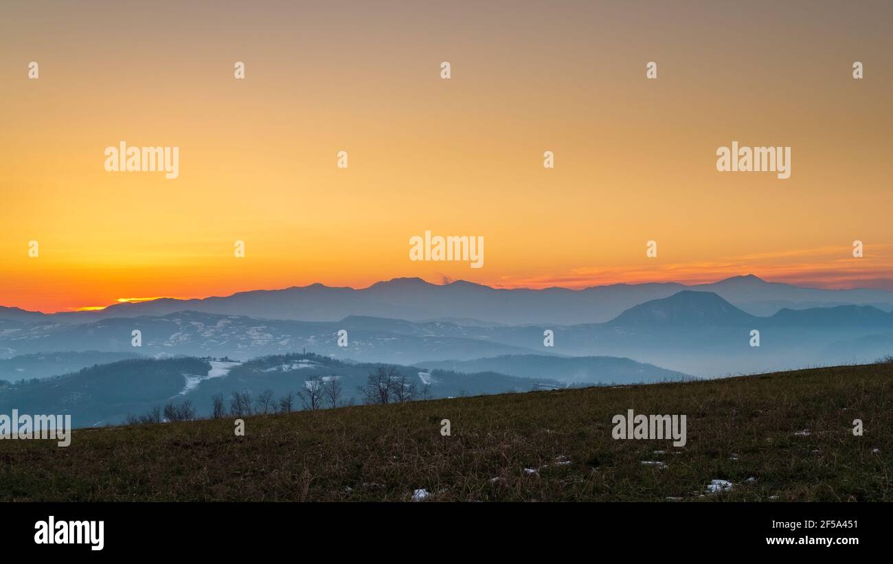 Sonnenuntergang auf dem Appeninenkamm in Emilia und Romagna. Provinz Bologna, Emilia-Romagna, Italien. Stockfoto