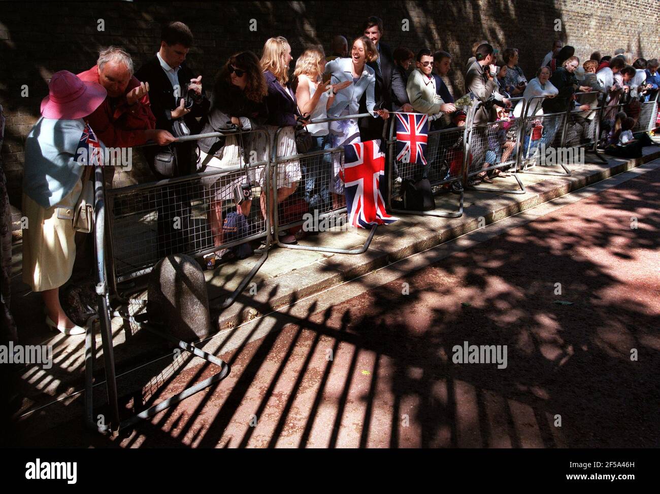 Menschenmassen warten darauf, die Königin Mutter an ihrem 1998 98th. August Geburtstag zu sehen. Stockfoto
