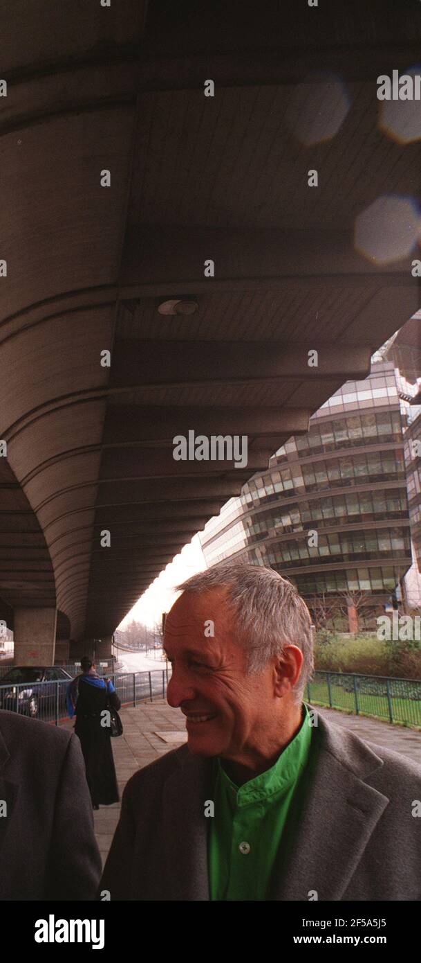 Lord Richard Rogers steht unter der Hammersmith Flyover 1998 in West London Stockfoto