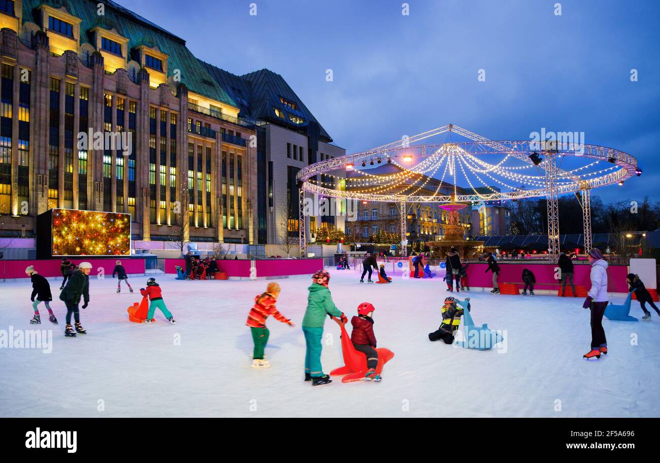 Wintervergnügen auf der Königsallee in Düsseldorf Stockfoto