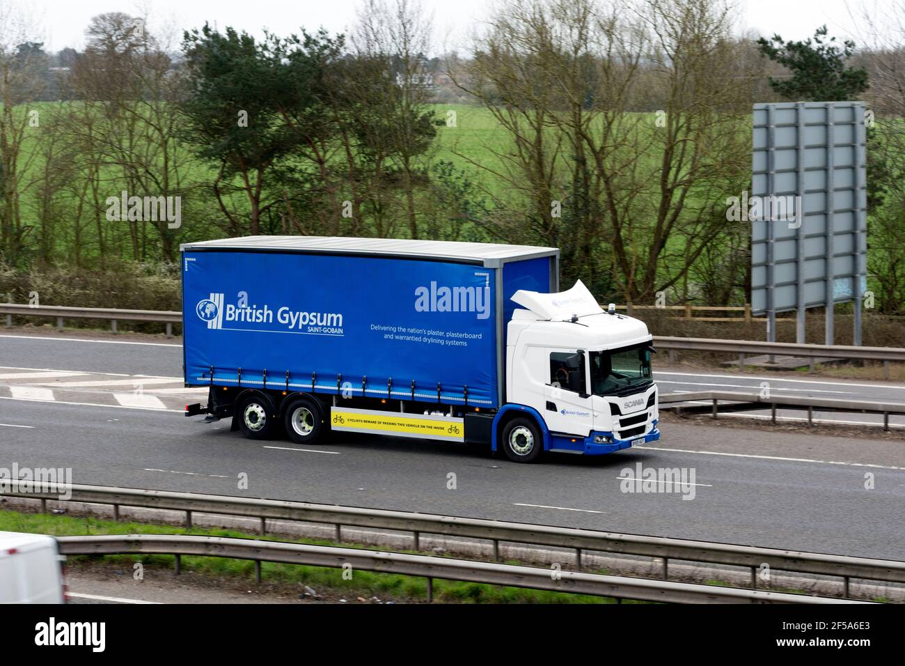 Ein britischer Gipslastwagen auf der Autobahn M40, Warwick, Großbritannien Stockfoto