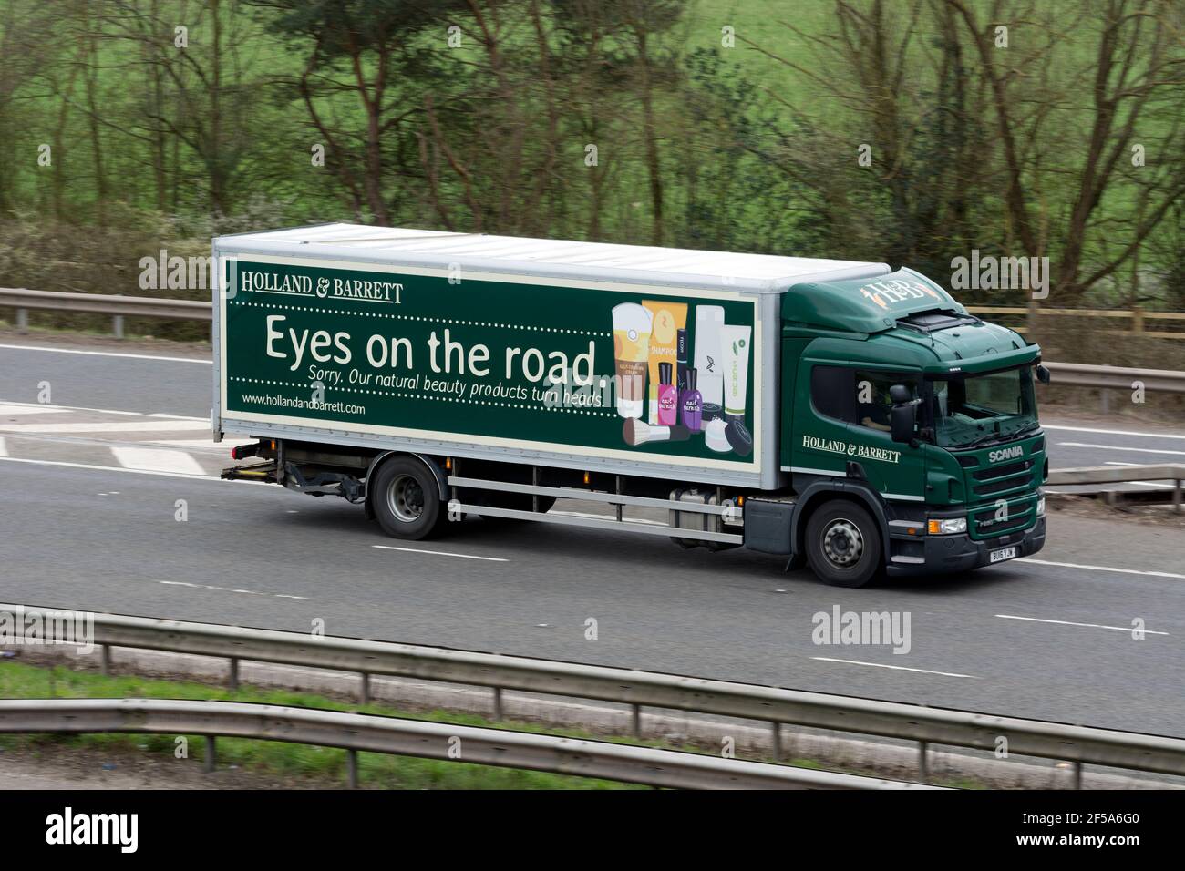 Ein LKW von Holland und Barrett auf der Autobahn M40, Warwick, Großbritannien Stockfoto