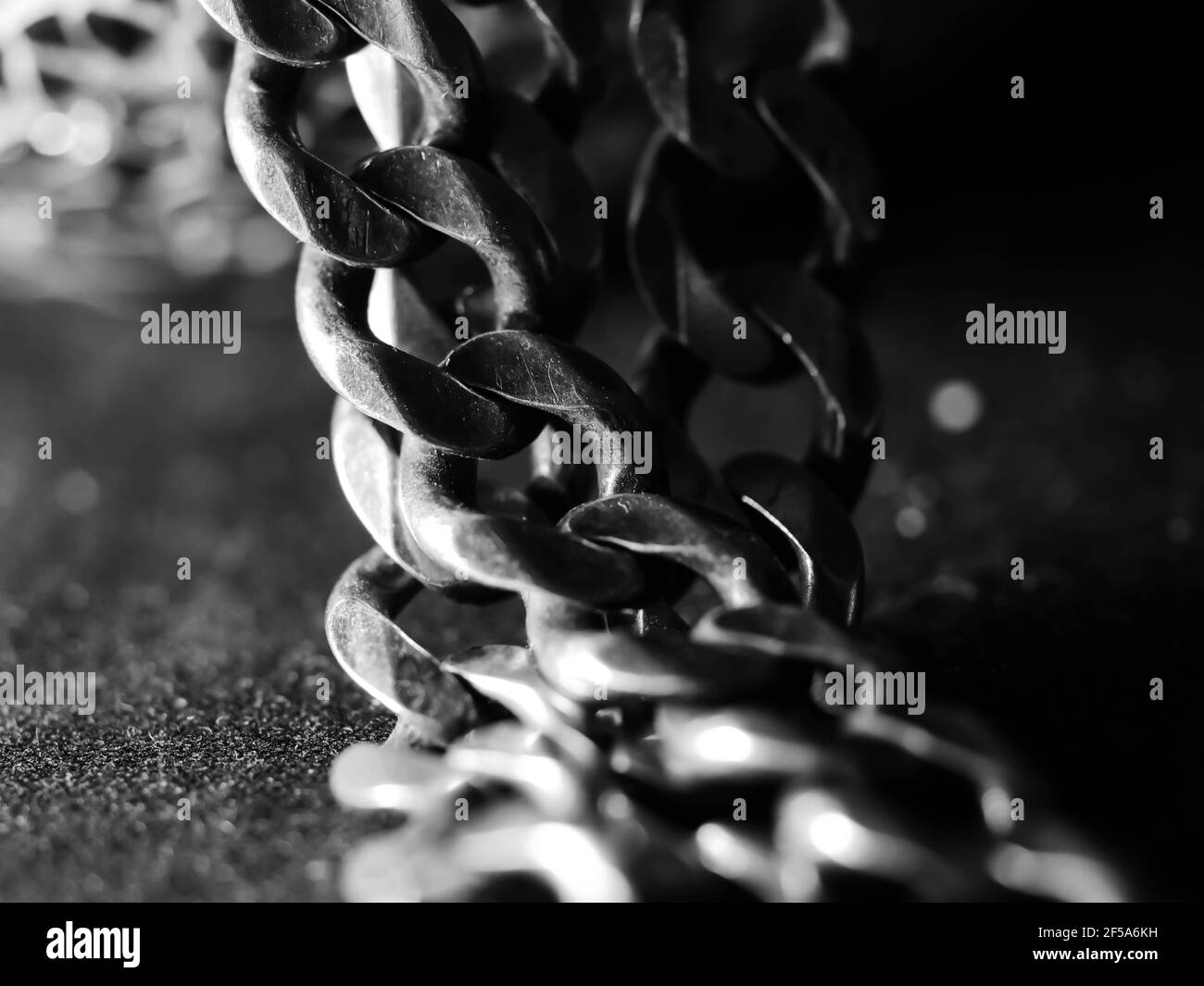 Kubanisches Kettenglied Silber auf schwarzem Hintergrund. Stockfoto