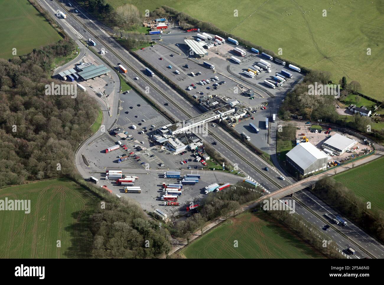Luftaufnahme von Keele Services auf der Autobahn M6 in Staffordshire. Auf der linken Seite befindet sich Welcome Break Southbound. Rechts ist Keele Northbound Services. Stockfoto
