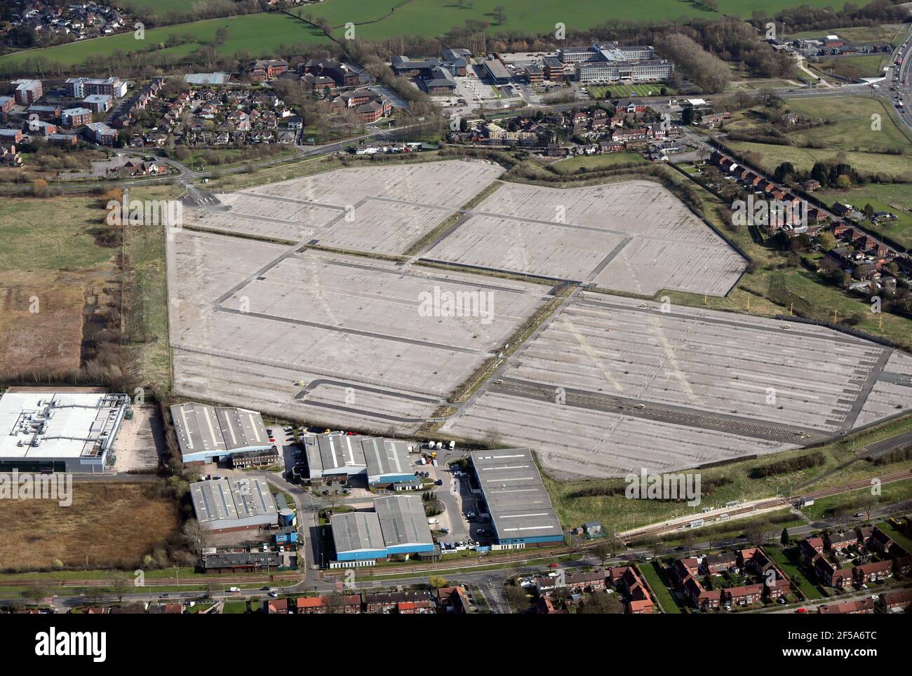 Luftaufnahme eines großen leeren Ringway-Flughafenparkplatzes & Ringway Trading Estate in Moss NOOK, Manchester Airport Stockfoto