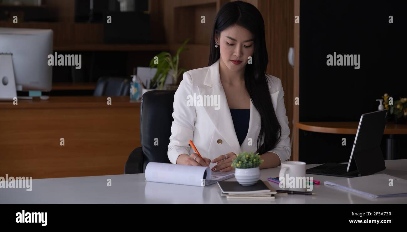 Arbeit von zu Hause Konzept, asiatische Geschäftsfrau arbeiten mit Papier Arbeit im Home Office. Stockfoto