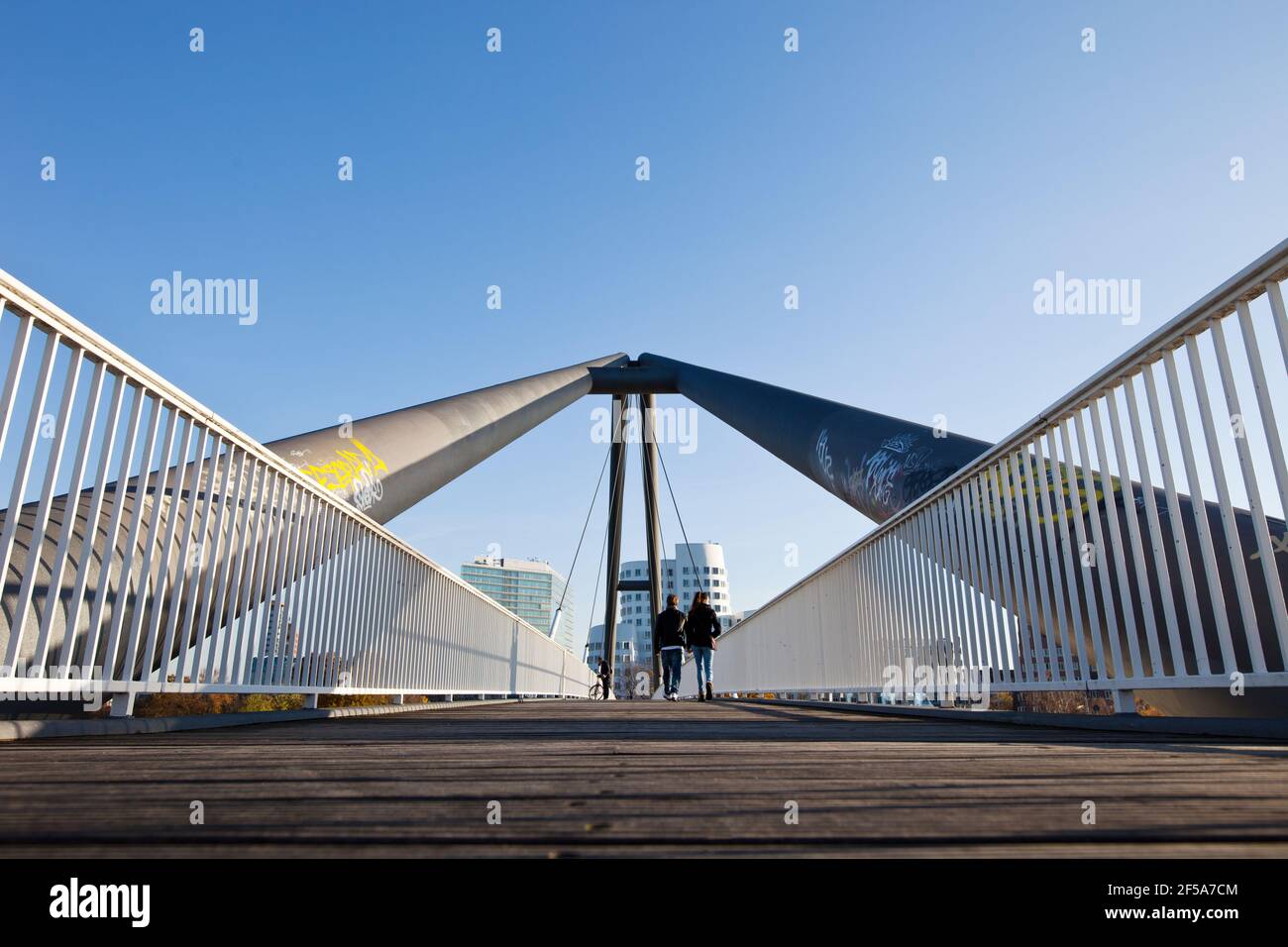 Fußgängerbrücke im Medienhafen Düsseldorf Stockfoto
