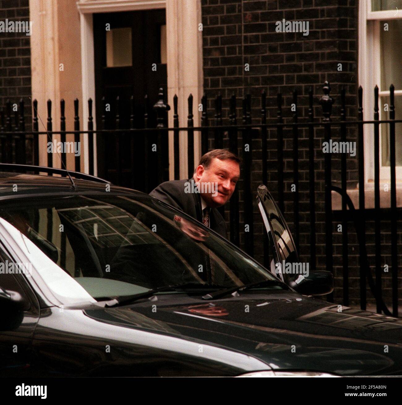 Nick Brown MP lächelt, als er in der Downing Street Nr. 10 ankommt, um von seiner neuen Ernennung in der Kabinettsumbildung am 27. Juli zu hören. Nick Brown MP wurde zum Staatssekretär für Landwirtschaft, Fischerei und Ernährung ernannt Stockfoto