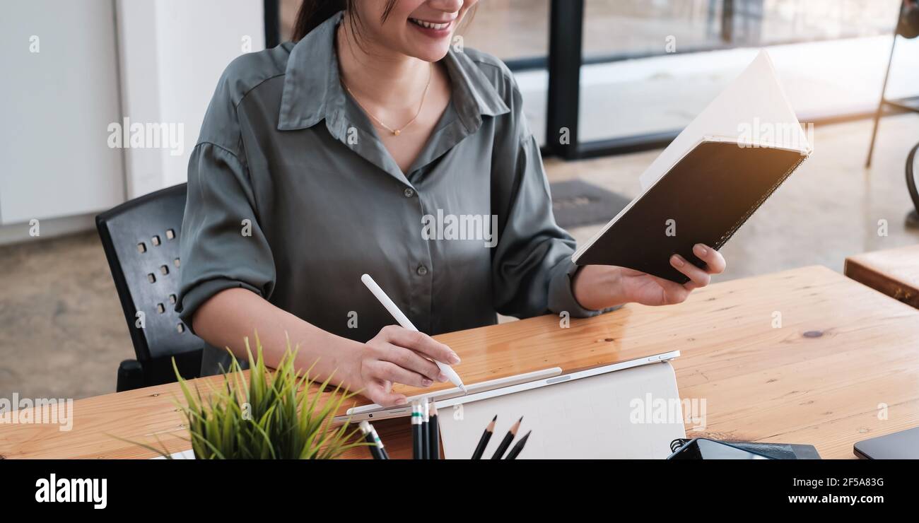 Asian Business Frau arbeitet mit Tablet im Home Office. Work from Home Konzept. Stockfoto
