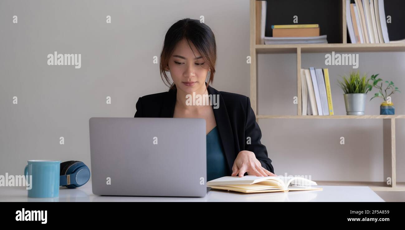 Arbeit von zu Hause Konzept, asiatische Geschäftsfrau mit Laptop, kommuniziert im Internet mit Kunden zu Hause. Stockfoto