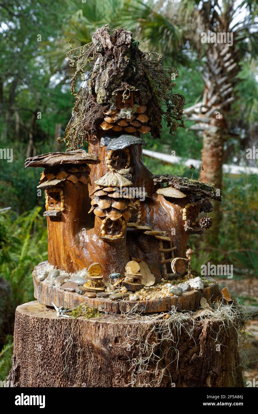 Hängematte Hollow Kindergarten, Fairy House Trail, skurrile Skulptur, Entdeckung-basiertes Lernen, Spaß, Einzigartige Elemente, Florida, Bok Tower Gardens, Stockfoto