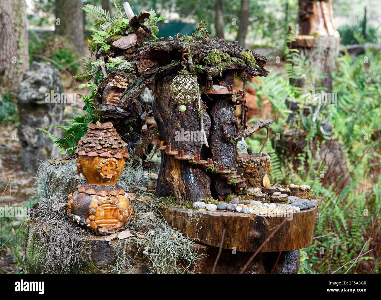 Hängematte Hollow Kindergarten, Fairy House Trail, skurrile Skulpturen, Discovery-based Learning, Spaß, Einzigartige Elemente, Florida, Bok Tower Gardens, Stockfoto