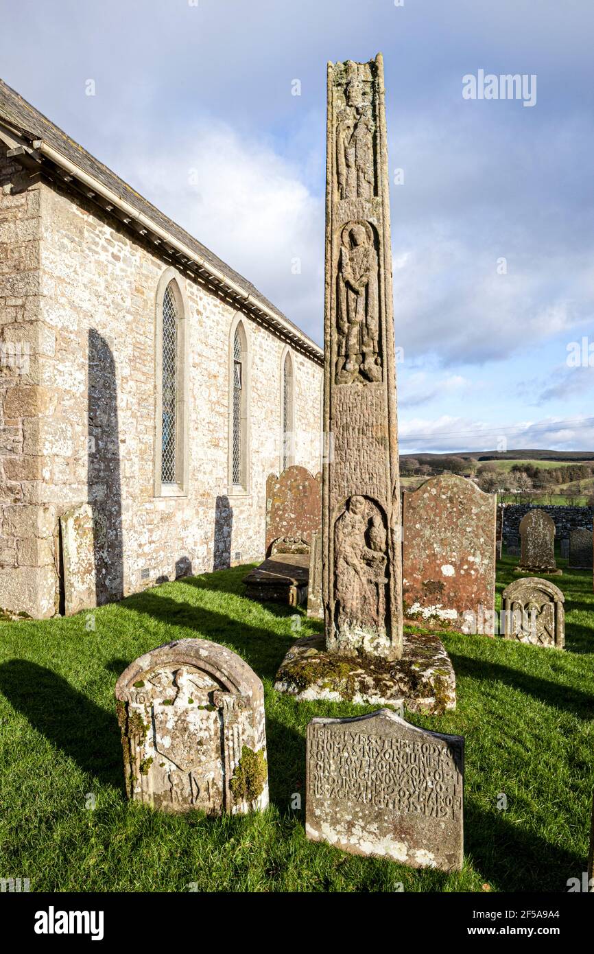 Im 7. Jahrhundert angelsächsischen Kreuz auf dem Kirchhof von St. Cuthberts Kirche von Bewcastle, Cumbria UK Stockfoto
