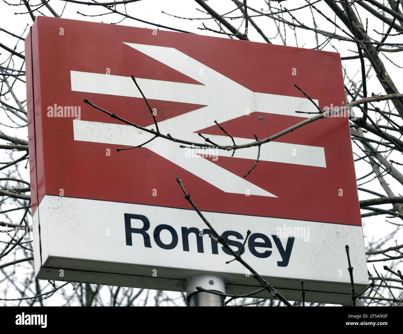 Schild des britischen Bahnhofs für Romsey Railway Station, Romsey, Hampshire, England, Großbritannien Stockfoto