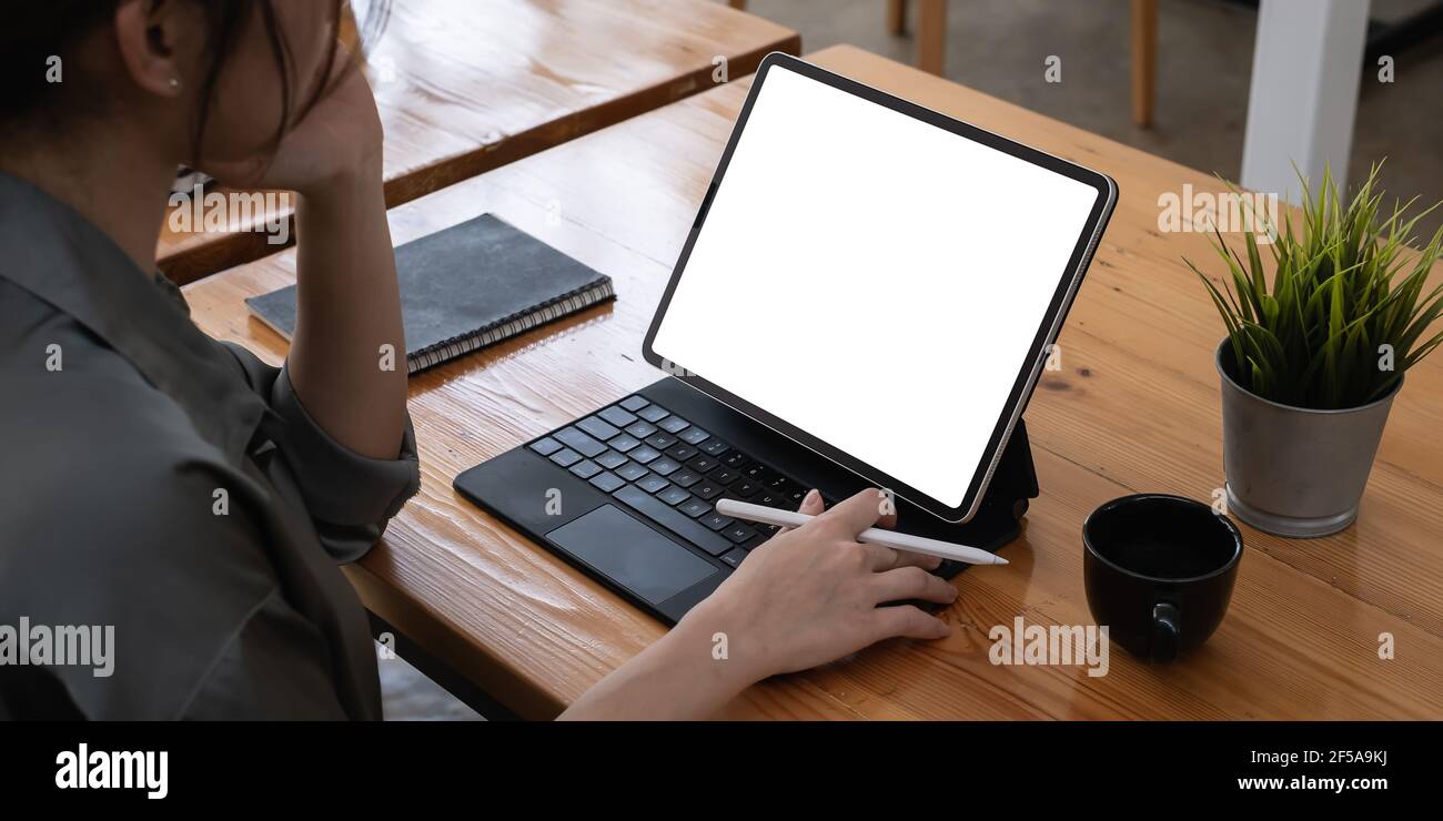 Asian Business Frau arbeitet mit Tablet im Büro. Work from Home Konzept. Stockfoto