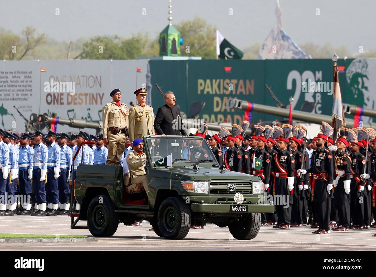 Islamabad, Pakistan. März 2021, 25th. Der pakistanische Präsident Arif Alvi berichtet über die Streitkräfte während der Militärparade zum Pakistan-Tag in Islamabad, der Hauptstadt Pakistans, am 25. März 2021. Pakistan am Donnerstag hielt die Pakistan Day Militärparade in der Hauptstadt Islamabad mit vollem Eifer und Inbrunst. Quelle: Str/Xinhua/Alamy Live News Stockfoto