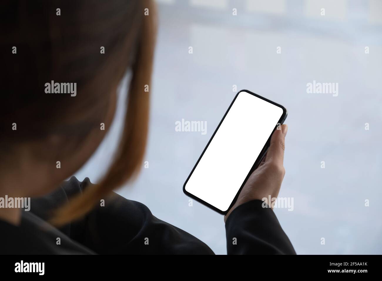 Frau mit Smartphone leeren Bildschirm rahmenlose moderne Design während der Arbeit Von zu Hause aus Stockfoto