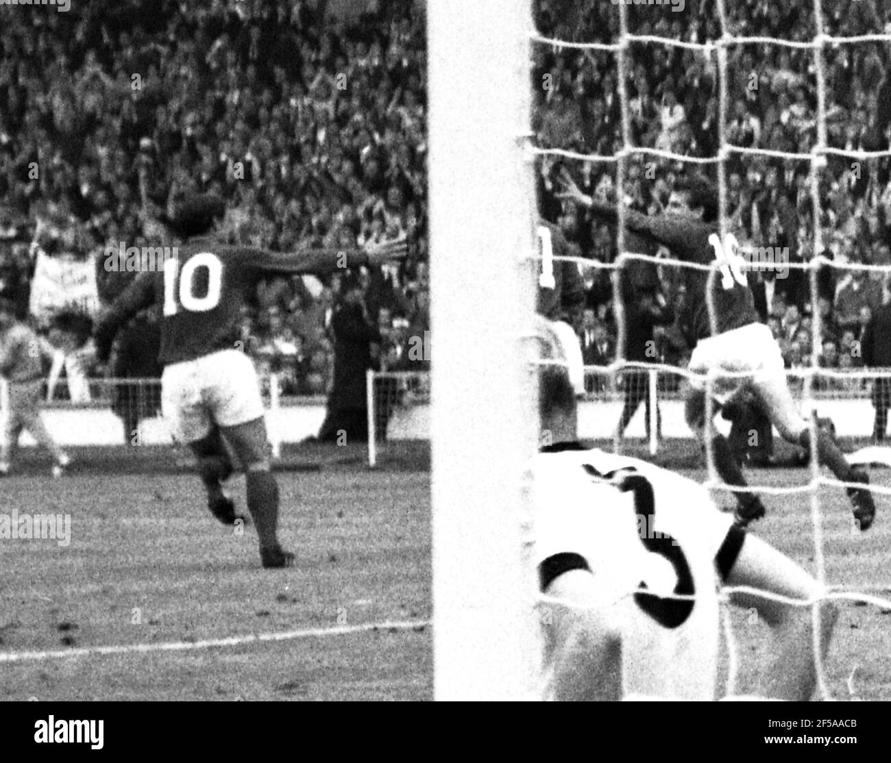 England gegen Westdeutschland WM-Finale 1966, Wembley-Stadion Englands Martin Peters dreht sich um sein 18th-Minuten-Tor mit Geoff Hurst und Roger Hunt zu feiern, während der Westdeutsche Hans Tilkowski den Ball aus dem Netz und Nummer 3 holt, Karl-Heiz Schnellinger bleibt auf dem Deck Foto von Tony Henshaw Archiv Stockfoto