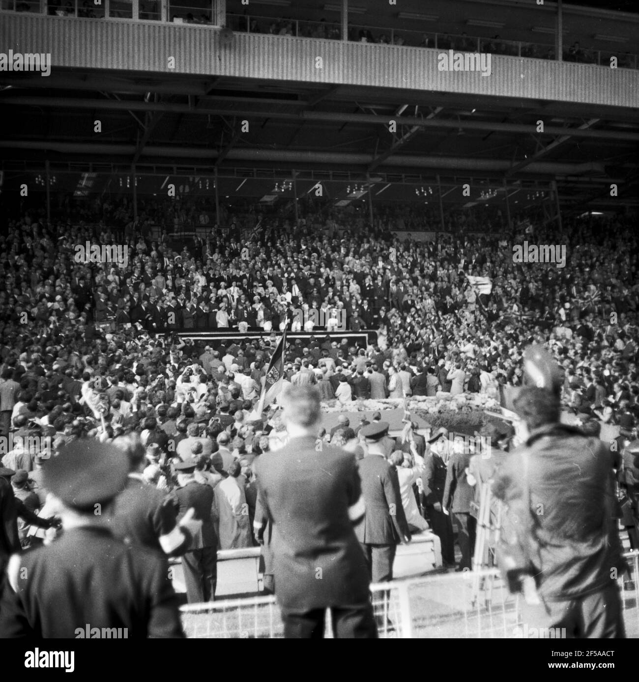 England gegen Westdeutschland WM-Finale 1966, Wembley Stadium Königin Elizabeth überreicht England die Jules Rimet Trophy - die Weltmeisterschaft - Caprain Bobby Moore Foto von Tony Henshaw Archiv Stockfoto