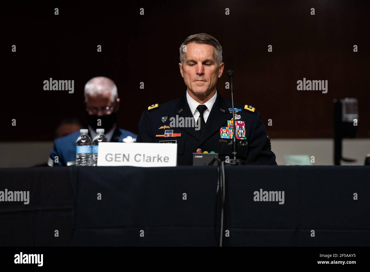 General Richard D. Clarke, USA, Commander, United States Special Operations Command lauscht während einer Anhörung zum „United States Special Operations Command and United States Cyber Command“ mit dem Armed Services Committee des Senats auf dem Kapitol in Washington DC am 25th. März 2021. Quelle: Anna Moneymaker / Pool via CNP Foto via Newscom Stockfoto