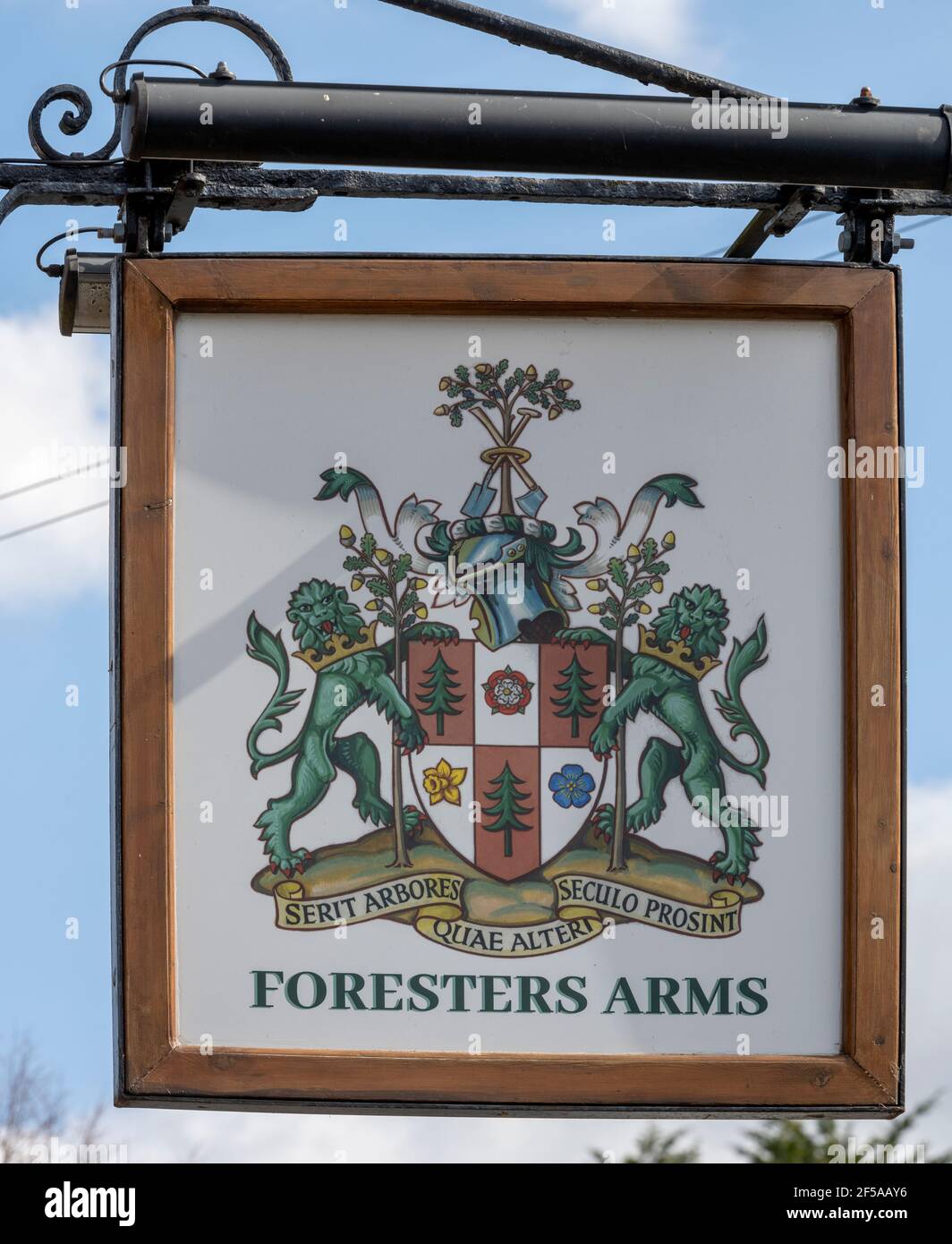 Traditionelles hängendes Pub-Schild am Foresters Arms Public House, Brookley Road, Brockenhurst, New Forest, Hampshire, England, Großbritannien Stockfoto