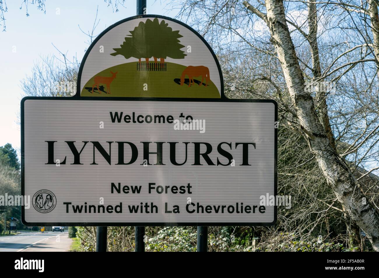 Willkommen bei Lyndhurst sign, Lyndhurst, New Forest, Hampshire, England, VEREINIGTES KÖNIGREICH Stockfoto