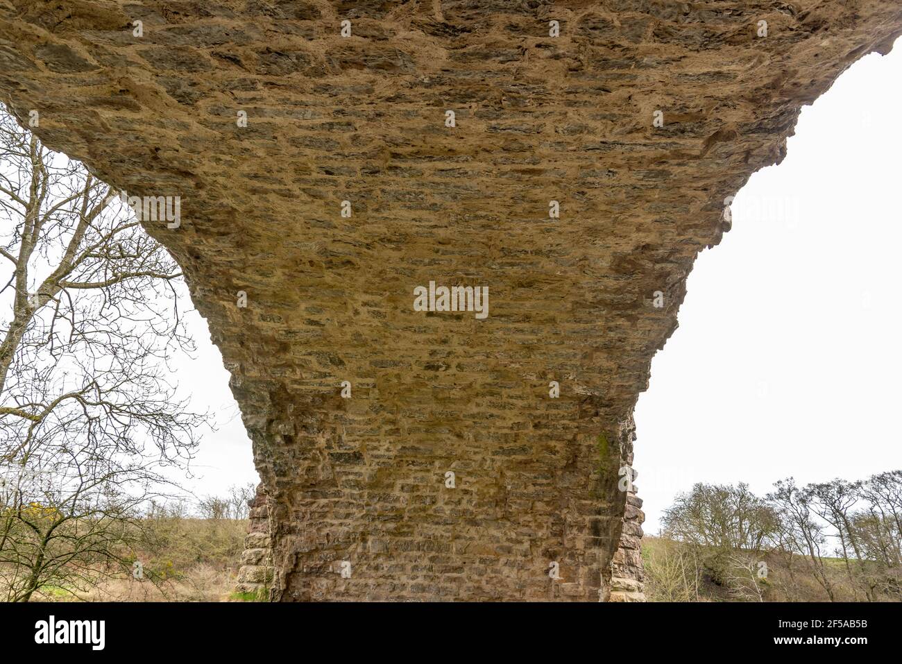 Gatehead, Irvine, Scotland, UK - 23. März 2021: Das Laigh Milton Viadukt gilt als das älteste erhaltene öffentliche Eisenbahnviadukt und seine alte Straße Stockfoto