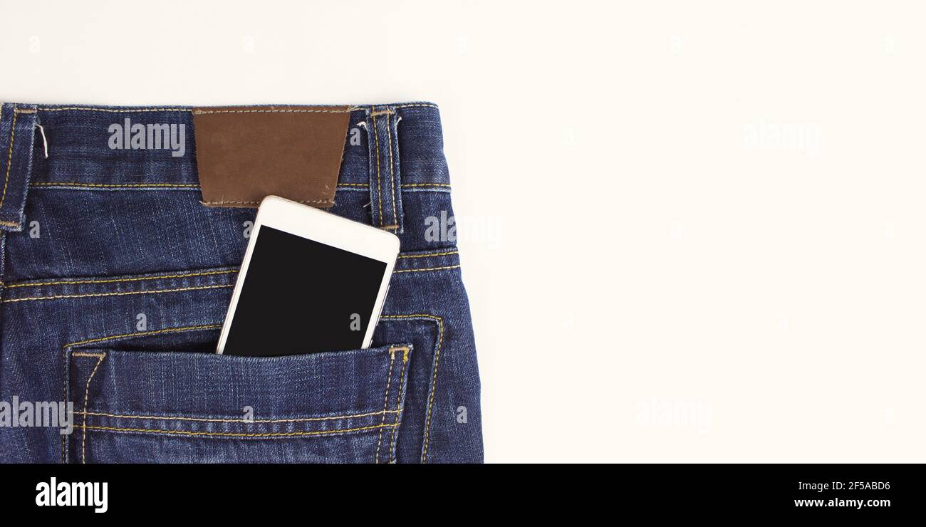 Smartphone mit leerem leeren Bildschirm in der Tasche blaue Jeans. Stockfoto