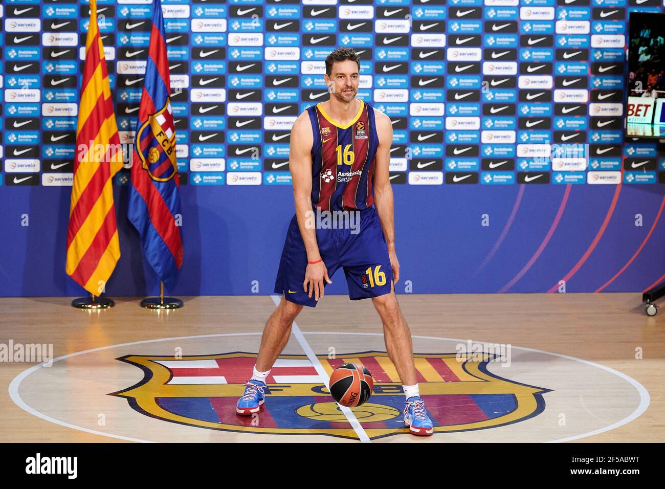 Barcelona, Spanien. März 2021, 25th. Pau Gasol während seiner Präsentation als neuer FC Barcelona Basketballspieler im Palau Blaugrana in Barcelona, Spanien. Bild: DAX Images/Alamy Live News Stockfoto