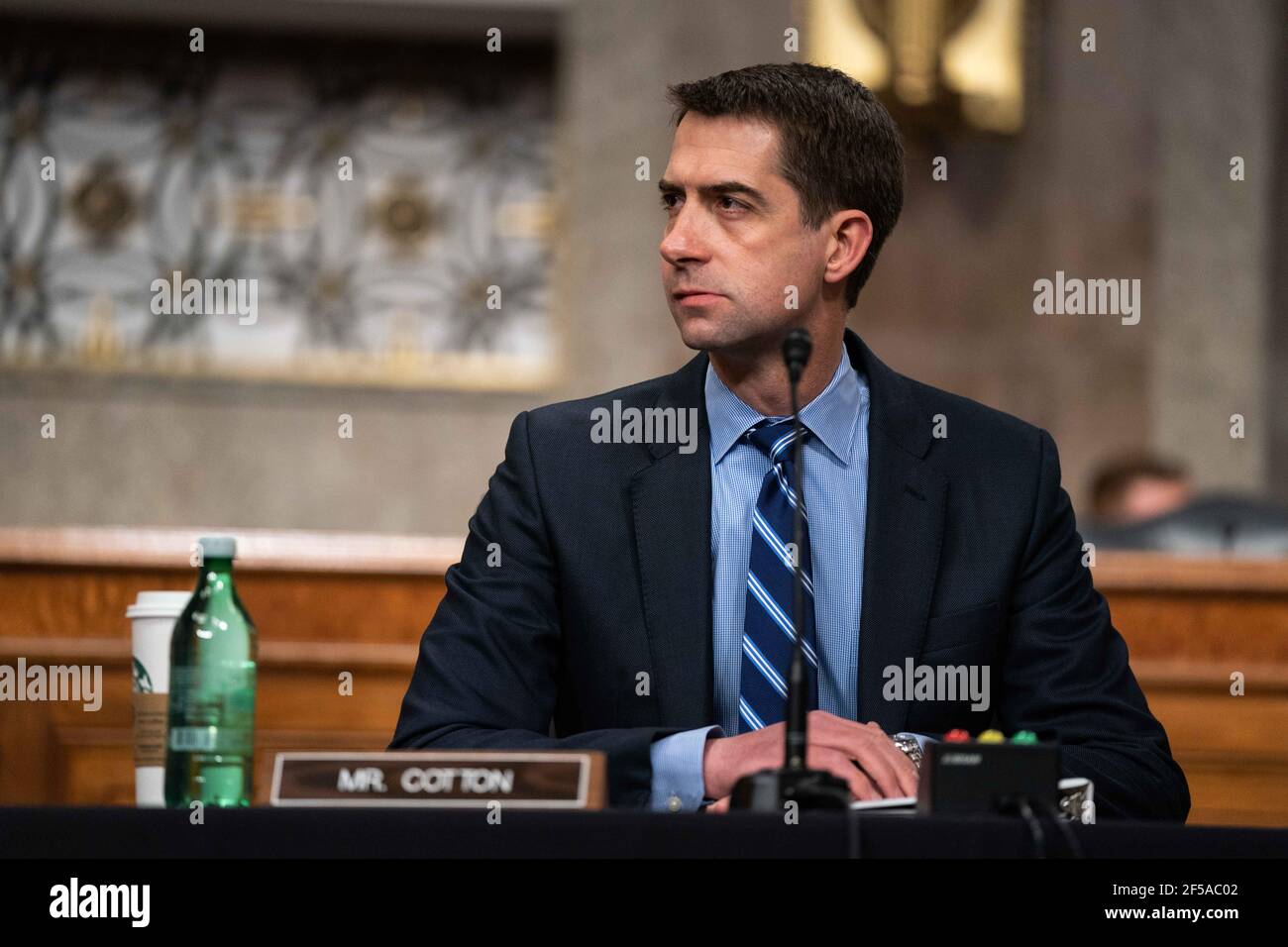 US-Senator Tom Cotton (Republikaner von Arkansas), hört während einer Anhörung über das "United States Special Operations Command and United States Cyber Command" mit dem Senat Armed Services Committee auf dem Capitol Hill in Washington DC am 25th. März 2021.Quelle: Anna Moneymaker/Pool via CNP /MediaPunch Stockfoto