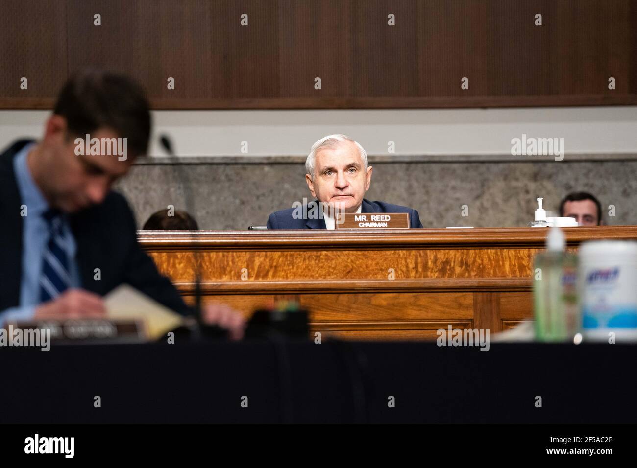 Der US-Senator Jack Reed (Demokrat von Rhode Island), Vorsitzender des US-Senatsausschusses für bewaffnete Dienste, spricht während einer Anhörung zum „United States Special Operations Command and United States Cyber Command“ am 25th. März 2021 mit dem Armed Services Committee des Senats auf dem Capitol Hill in Washington DC. Quelle: Anna Moneymaker/Pool über CNP /MediaPunch Stockfoto