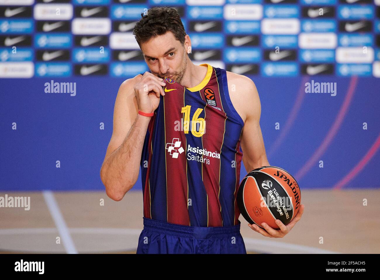 Barcelona, Spanien. März 2021, 25th. Pau Gasol während seiner Präsentation als neuer FC Barcelona Basketballspieler im Palau Blaugrana in Barcelona, Spanien. Bild: DAX Images/Alamy Live News Stockfoto