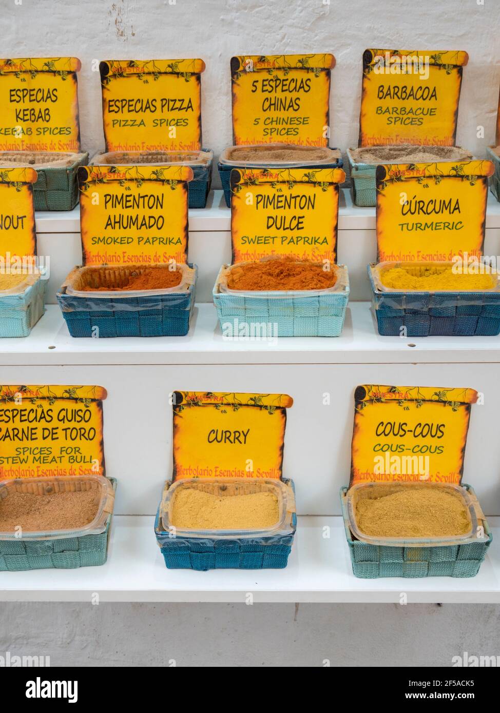 Kisten mit Gewürzen zum Verkauf auf einem Marktstand in Sevilla Spanien Stockfoto