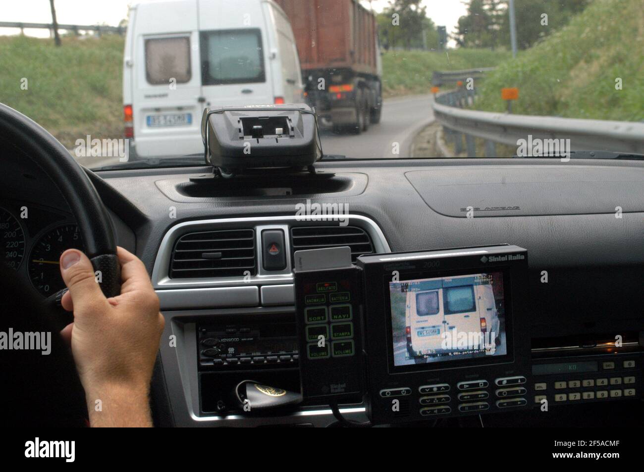 Iyaly, Provida Geschwindigkeitsbegrenzungssystem auf einem Verkehrspolizei-Auto  montiert Stockfotografie - Alamy