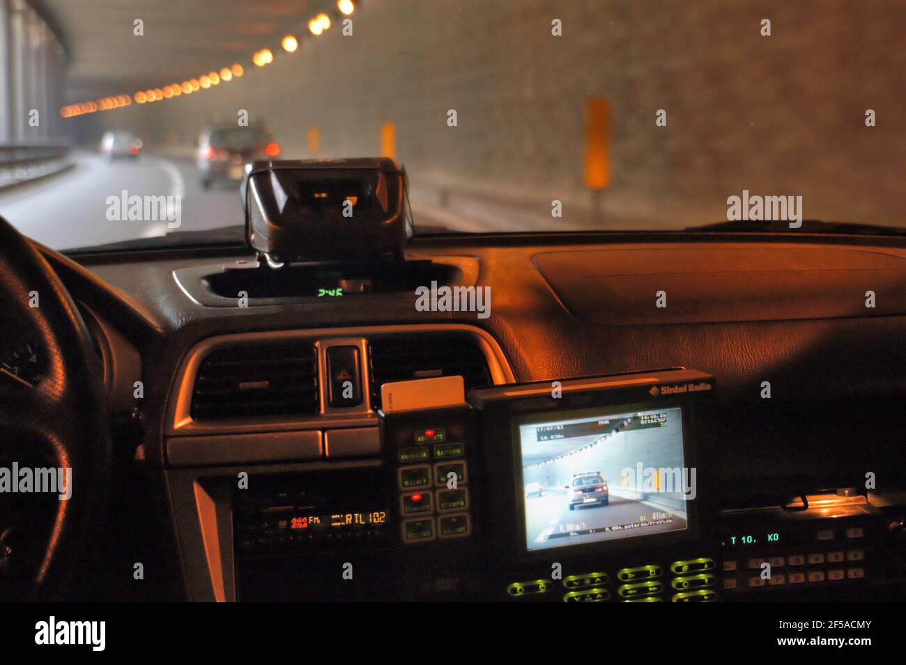 Iyaly, Provida Geschwindigkeitsbegrenzungssystem auf einem Verkehrspolizei-Auto montiert Stockfoto