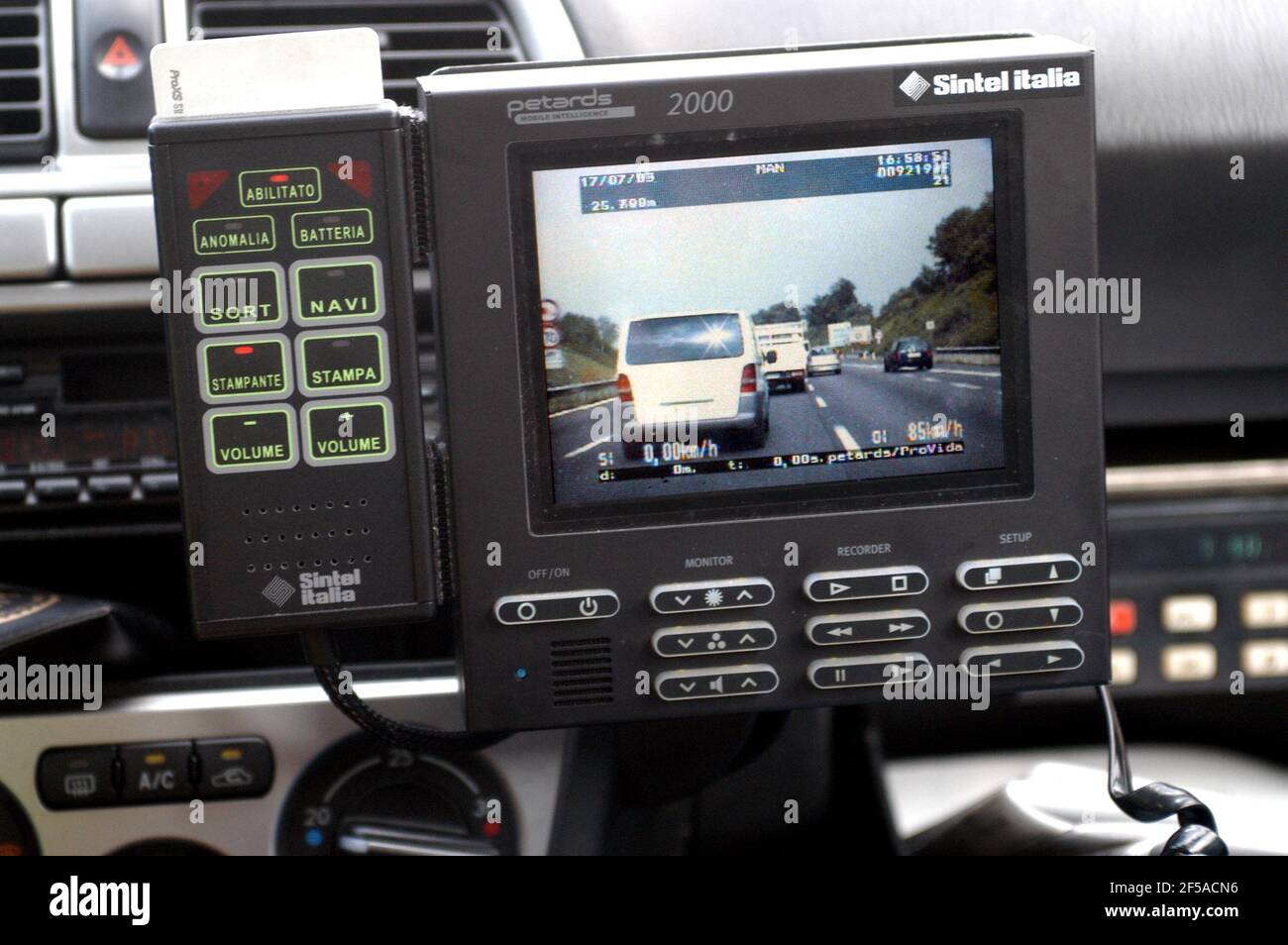 Iyaly, Provida Geschwindigkeitsbegrenzungssystem auf einem Verkehrspolizei-Auto montiert Stockfoto